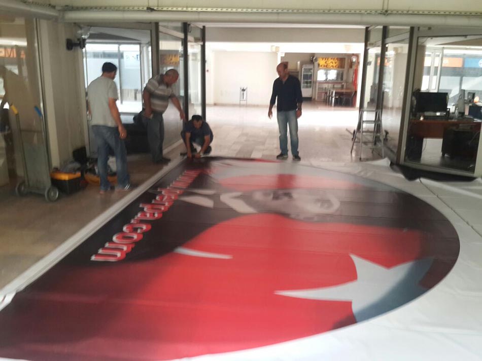 Perpa'ya Türk Bayrağı ve Atatürk Posteri