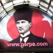 Perpa'ya Türk Bayrağı ve Atatürk Posteri