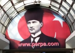 Perpa'ya Türk Bayrağı ve Atatürk Posteri